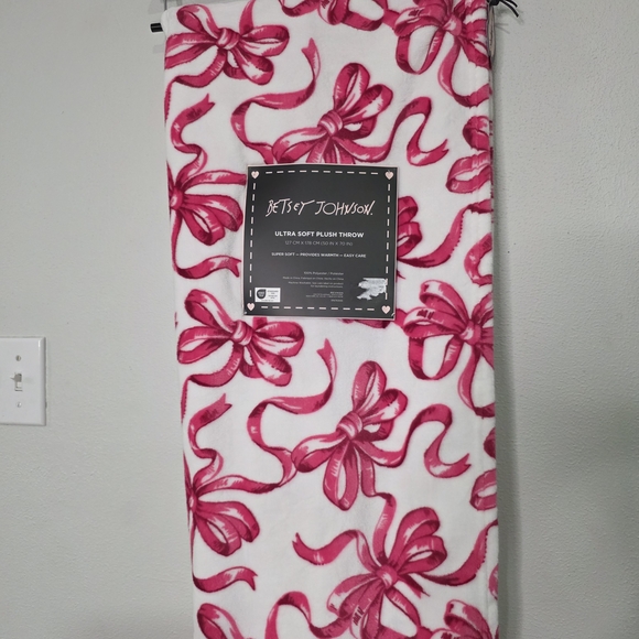 Betsey Johnson Rose Print Throw Blanket - Picture 3 of 7